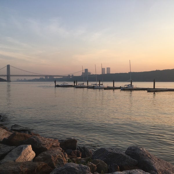 Foto tirada no(a) La Marina NYC por Caitlin C. em 5/30/2018