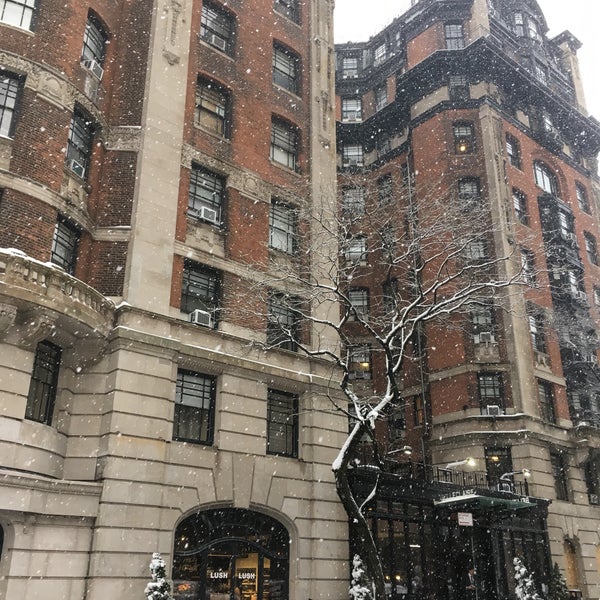 Photo taken at Hotel Belleclaire by Caitlin C. on 3/21/2018