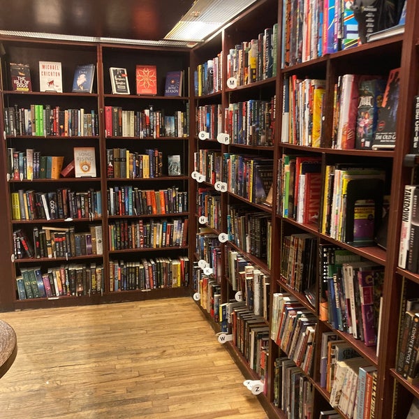 Foto tomada en Housing Works Bookstore Cafe  por Caitlin C. el 1/15/2022