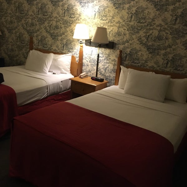 Foto diambil di Williamsburg Woodlands Hotel &amp; Suites, an official Colonial Williamsburg Hotel oleh Caitlin C. pada 2/16/2018