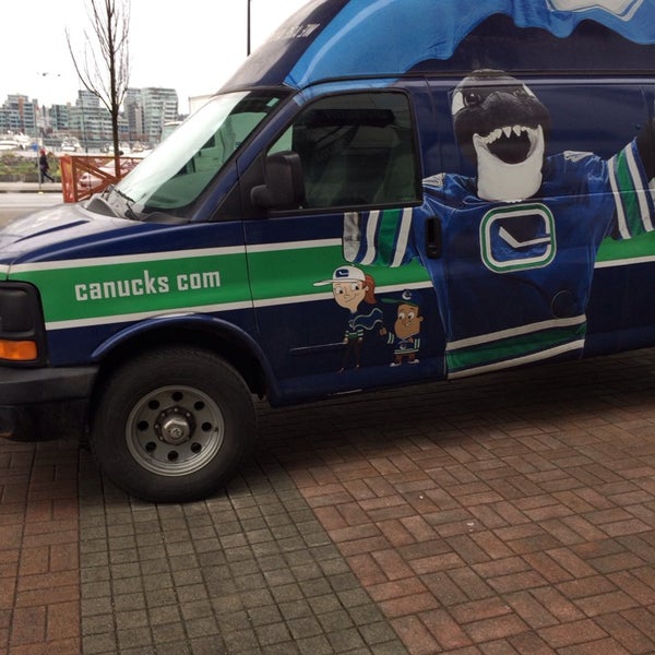 รูปภาพถ่ายที่ Canucks Team Store โดย DWG เมื่อ 12/17/2013