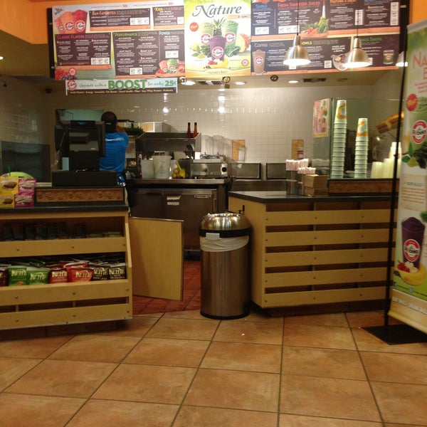 Photo taken at Robeks Fresh Juices &amp; Smoothies by Melody S. on 4/27/2013