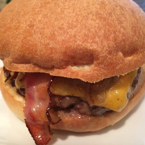 Foto tirada no(a) Toma Burger Addiction por Chuck K. em 1/5/2014