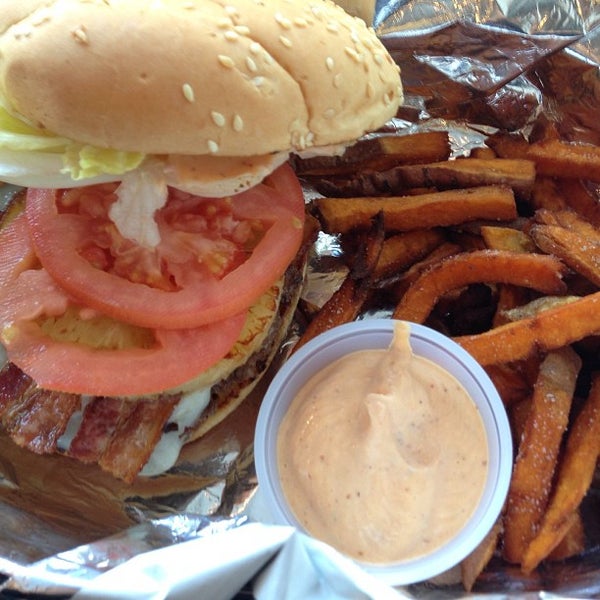 Foto tomada en Burger Shoppe  por Chuck K. el 4/22/2013