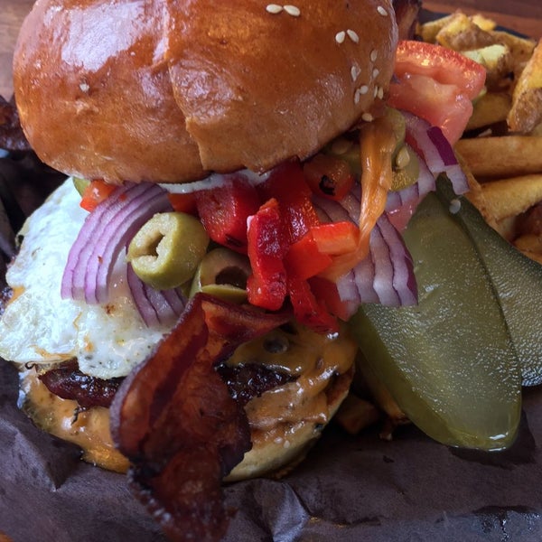 Foto scattata a Woody&#39;s Burgers bar and grill da Chuck K. il 5/1/2015