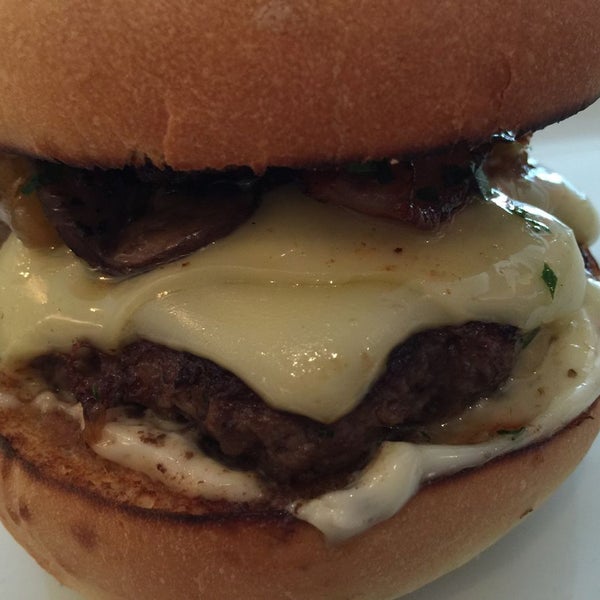 4/26/2015에 Chuck K.님이 Toma Burger Addiction에서 찍은 사진