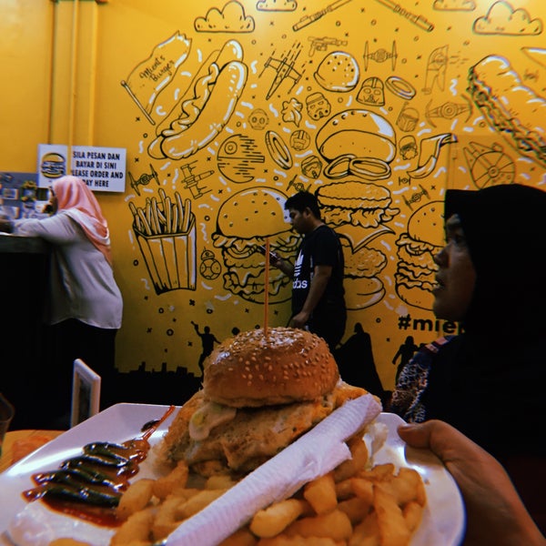 Foto diambil di Mient&#39;s Burger oleh Putry A. pada 8/18/2018