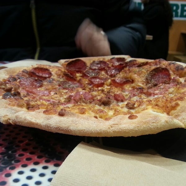 Foto diambil di New York Pizza oleh Marllon H. pada 1/30/2014