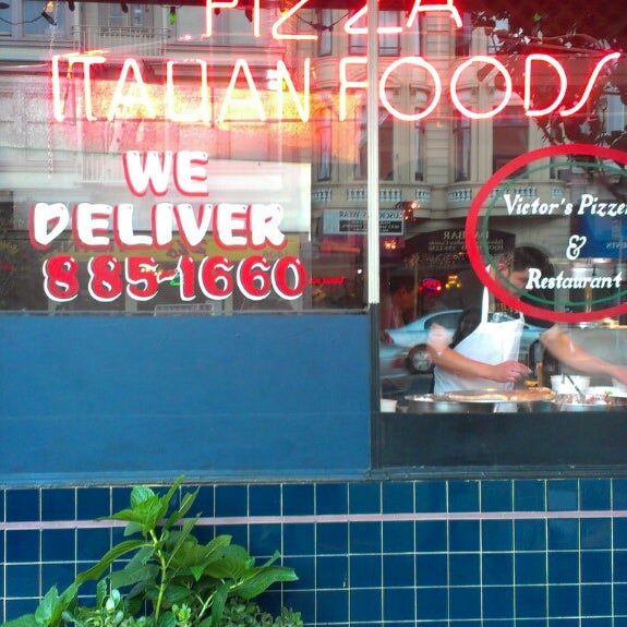 Foto tirada no(a) Victor&#39;s Pizza por David M. em 8/25/2013