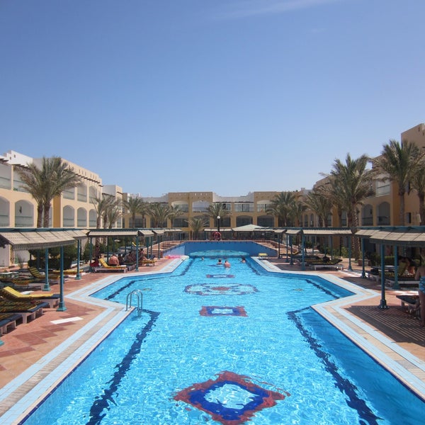 Eine tolle Anlage mit einem schönen Hausriff zum Schnorcheln. Die Nachbarhotels wie das Arabia Beach Resort kann man mit nutzen!