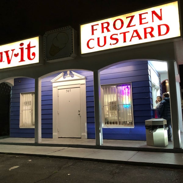 3/10/2019 tarihinde Kerry D.ziyaretçi tarafından Luv-It Frozen Custard'de çekilen fotoğraf
