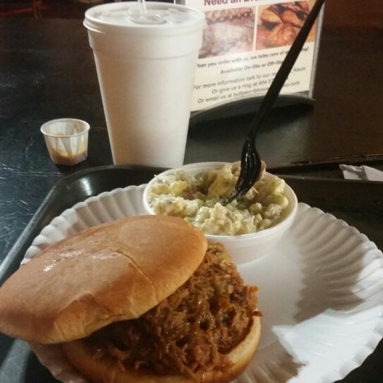 Foto tomada en Bullpen Rib House  por Christopher T. el 6/29/2014