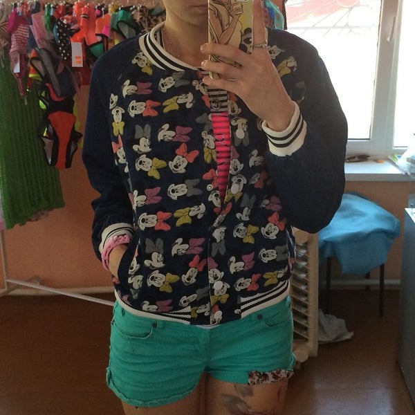 Das Foto wurde bei 1 plus 1 магазин молодежной женской одежды и аксессуаров von Юлия Л. am 9/3/2014 aufgenommen