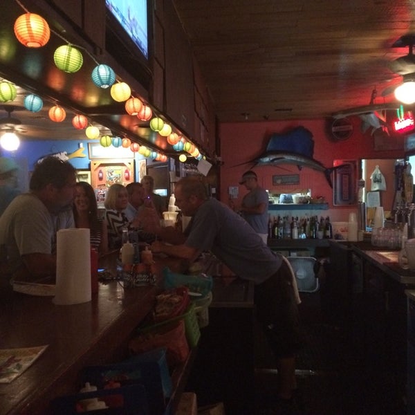 Foto diambil di Bimini&#39;s Oyster Bar and Seafood Cafe oleh Lloyd H. pada 9/5/2014