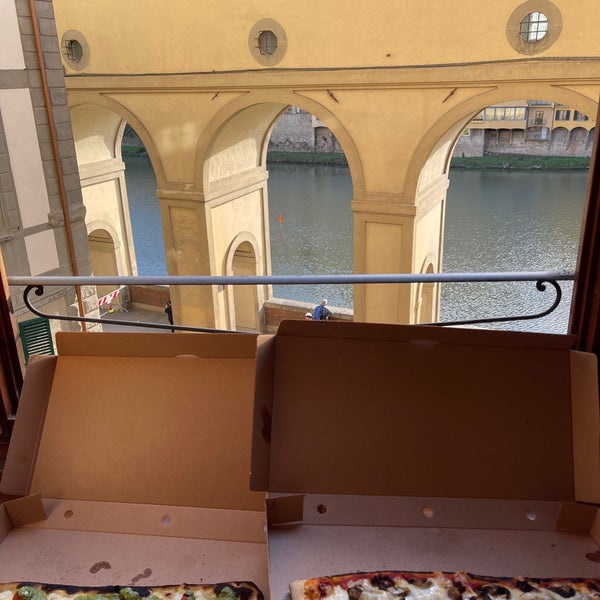 Foto tirada no(a) Mangia Pizza Firenze por Işılay D. em 11/6/2022