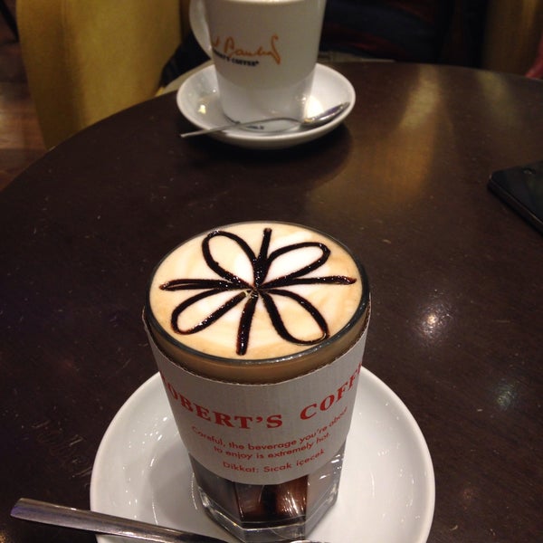 Foto diambil di Robert&#39;s Coffee oleh Gizem O. pada 2/19/2015
