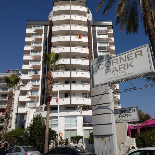 Foto diambil di The Corner Park Hotel oleh Ömer S. pada 11/5/2022
