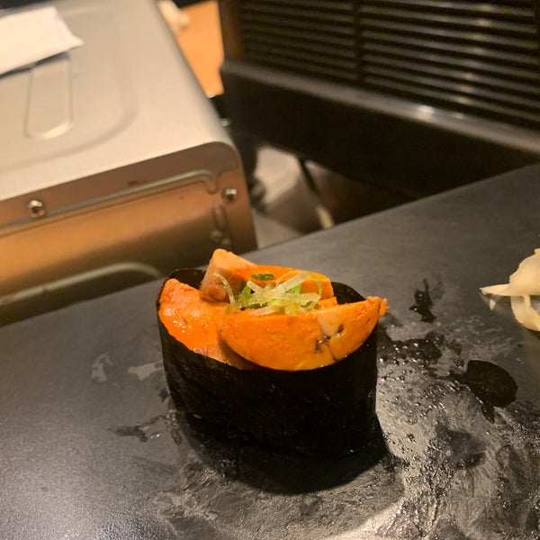 Foto scattata a Tanoshi Sushi da Katie B. il 1/16/2022