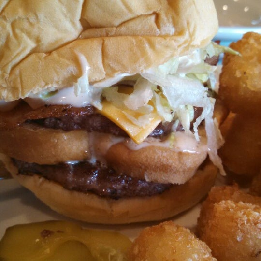 Piper burger with tater tots: yum!