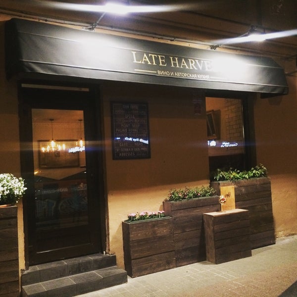 Photo taken at Late Harvest by Julivas on 6/27/2016