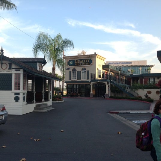 Foto diambil di Quality Inn &amp; Suites Anaheim Resort oleh Kinsey S. pada 11/27/2012