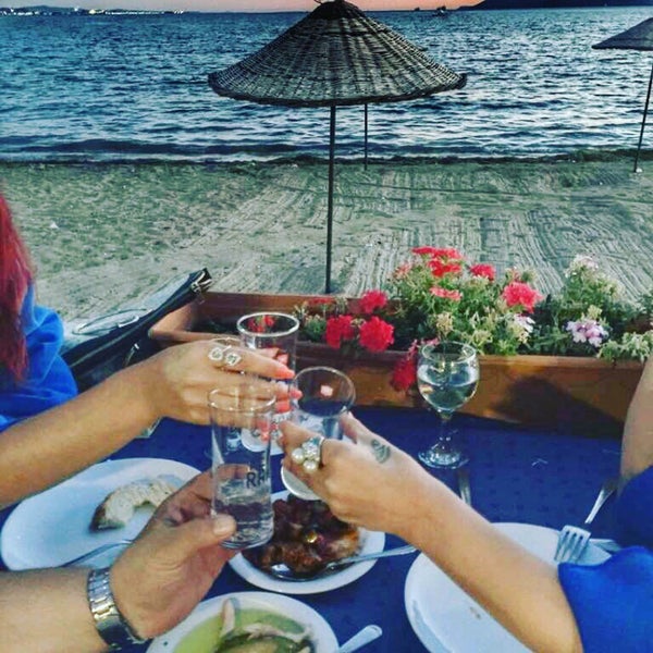 Das Foto wurde bei Boğaz Restaurant von Burcu U. am 7/28/2017 aufgenommen