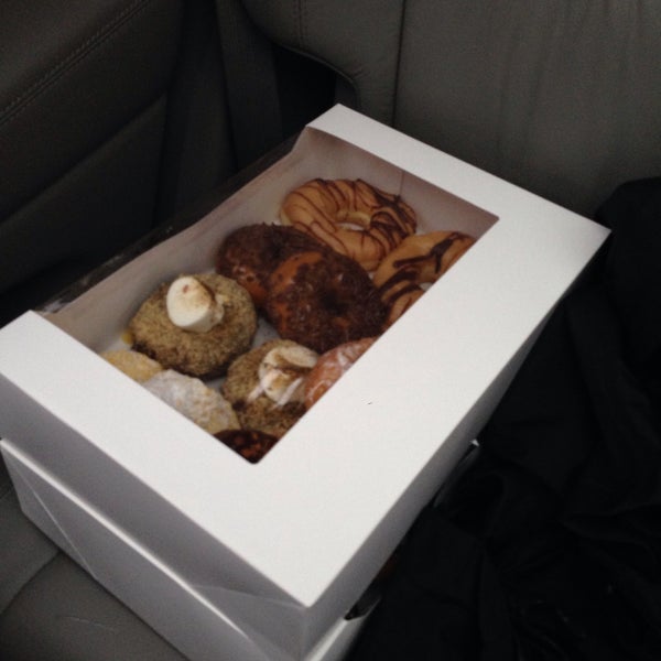10/31/2013 tarihinde Emily S.ziyaretçi tarafından Strange Donuts'de çekilen fotoğraf