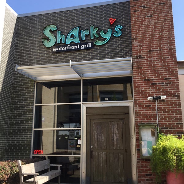รูปภาพถ่ายที่ Sharky&#39;s โดย Willie F. เมื่อ 6/16/2016