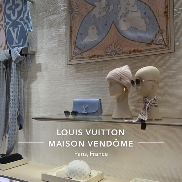 Paris: Boutique Louis Vuitton, Place Vendôme.
