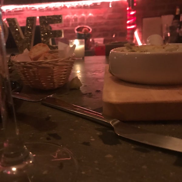 2/9/2019 tarihinde Fallon 🐘 C.ziyaretçi tarafından LENA Wine Bar'de çekilen fotoğraf
