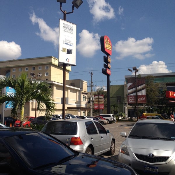 รูปภาพถ่ายที่ Plaza Santa Elena โดย Alex M. เมื่อ 12/6/2013