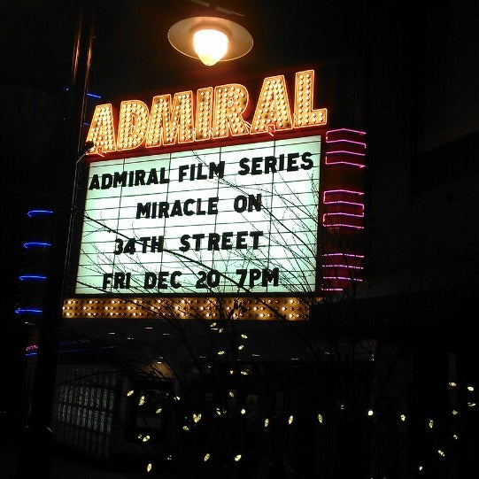 Foto tirada no(a) Admiral Theatre por Bill R. em 12/21/2013