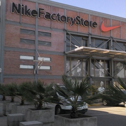 Salto Disfrazado procedimiento Photos at Nike Factory Store Buenaventura - Quilicura - 22 tips