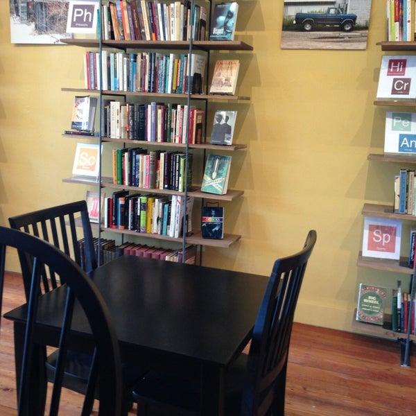 3/17/2013 tarihinde Aliona А.ziyaretçi tarafından Elements: Books Coffee Beer'de çekilen fotoğraf
