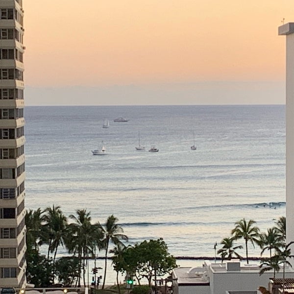 Foto tirada no(a) Hilton Waikiki Beach por Nancy C. em 6/9/2019