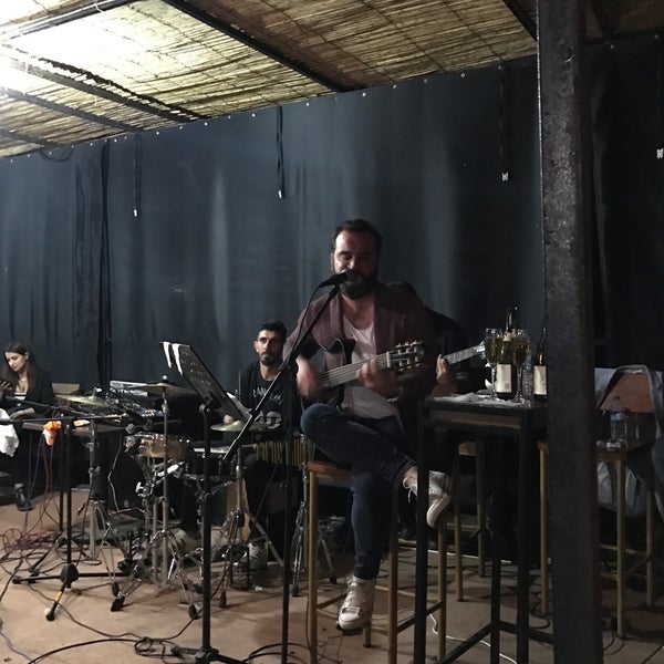 รูปภาพถ่ายที่ Osmanlı Cafe &amp; Bar โดย Özay Ö. เมื่อ 5/20/2017