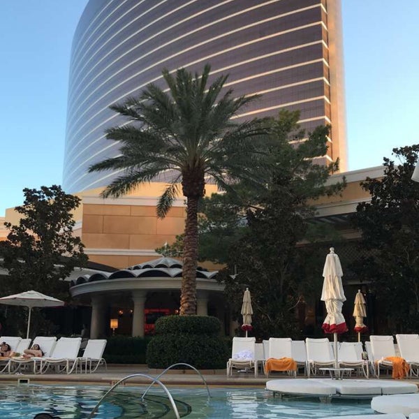 รูปภาพถ่ายที่ Wynn Las Vegas Pool โดย Adel เมื่อ 8/7/2018