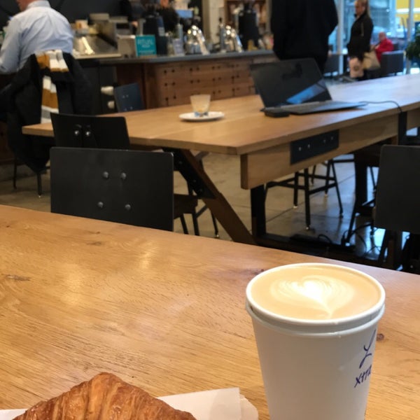Foto diambil di Dollop Coffee &amp; Tea oleh Adel pada 10/29/2018