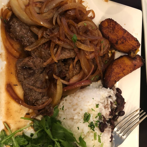 Снимок сделан в Madera Cuban Grill &amp; Steakhouse пользователем Amy E. 11/9/2018