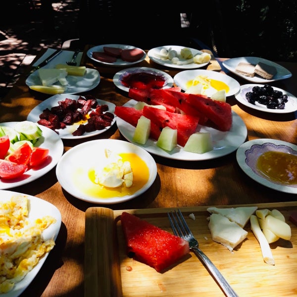 Das Foto wurde bei Simas Terrace Cafe &amp; Restaurant von İlkay B. am 7/6/2019 aufgenommen