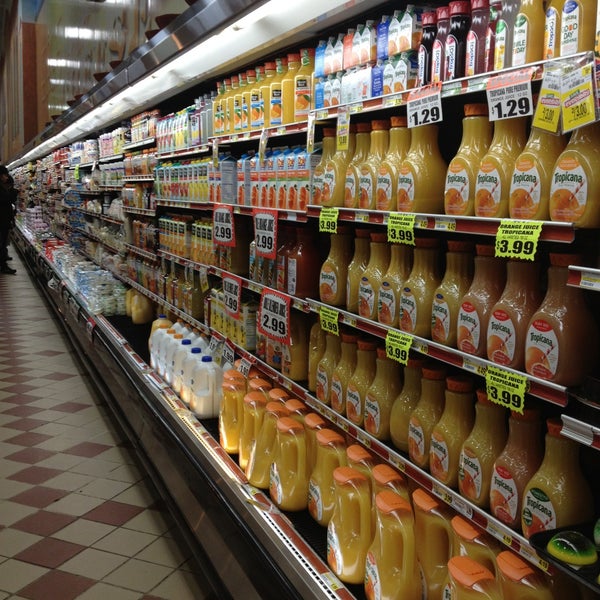 Lewis Fresh Market Grocery Store in Waukegan