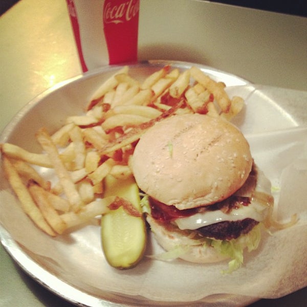 รูปภาพถ่ายที่ Joy Burger Bar โดย Derek D. เมื่อ 2/16/2013