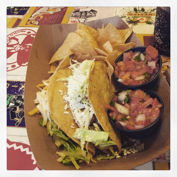 Foto tirada no(a) Picante! Fresh Mexican Grill por Derek D. em 6/11/2015