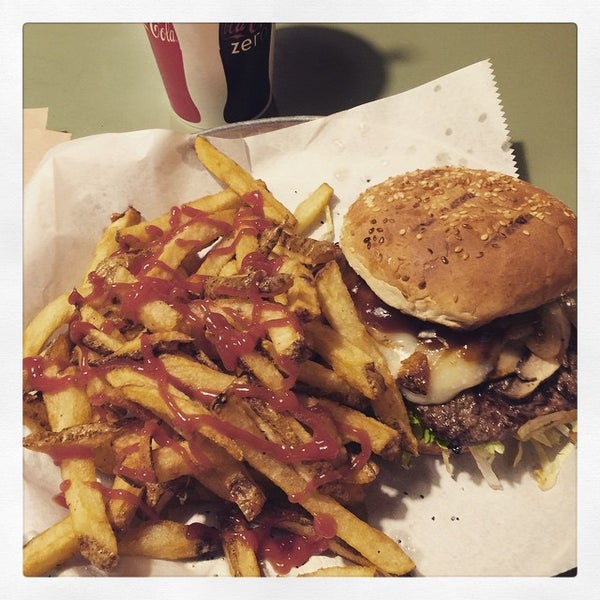 Foto tirada no(a) Joy Burger Bar por Derek D. em 1/24/2015