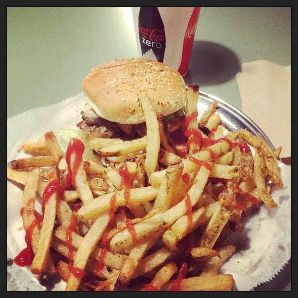 Foto tirada no(a) Joy Burger Bar por Derek D. em 11/2/2014