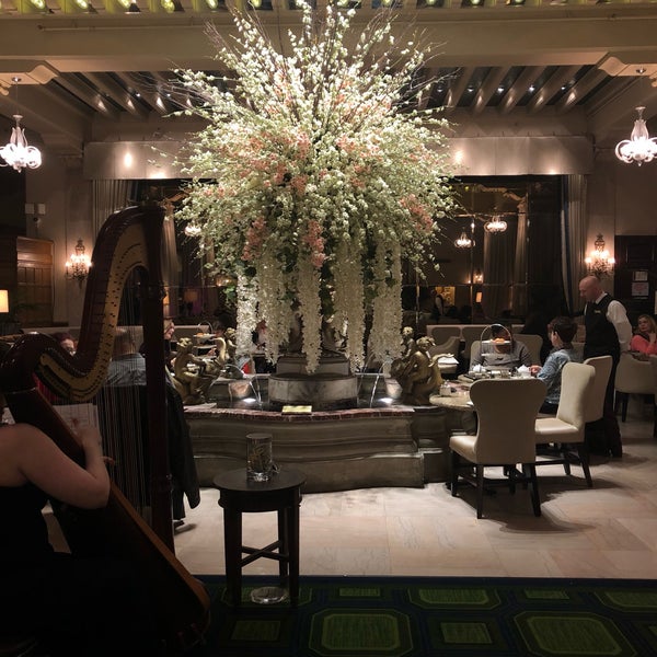 3/31/2018 tarihinde Claire W.ziyaretçi tarafından Palm Court at The Drake Hotel'de çekilen fotoğraf