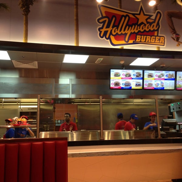 Photo prise au Hollywood Burger هوليوود برجر par Amna A. A. le3/1/2013