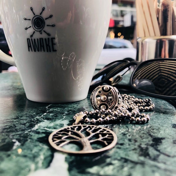 รูปภาพถ่ายที่ Awake Coffee &amp; Espresso โดย Kaan เมื่อ 5/25/2018