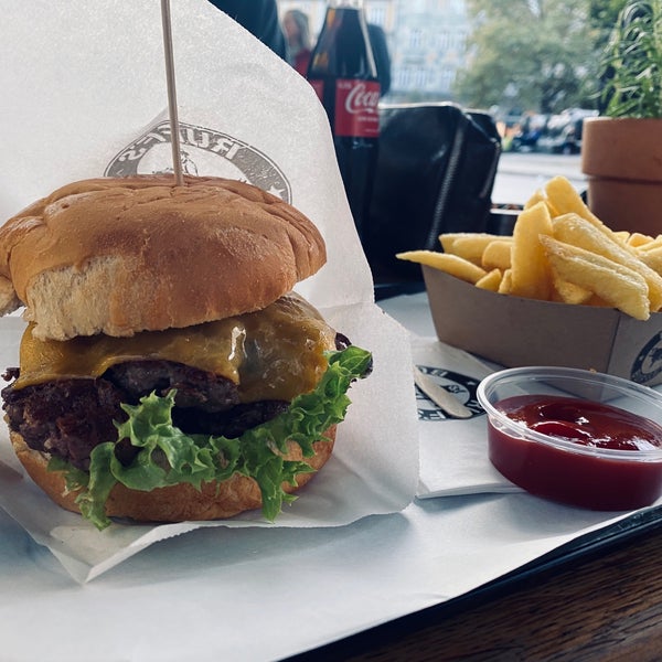 Foto diambil di Ruff&#39;s Burger Marienplatz oleh Eng.Zeyad 🌎 9. pada 10/16/2021