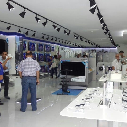 6/15/2013 tarihinde Hakan E.ziyaretçi tarafından Çağdaş Holding Samsung Digital Plaza'de çekilen fotoğraf
